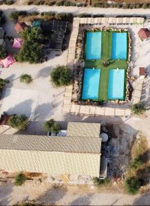 科拉托trulli di piano mangieri的享有庭院游泳池的顶部景色