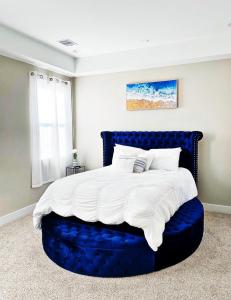休斯顿Modern Style Relaxation in Houston, Texas的一间卧室配有一张大床和蓝色床头板