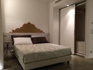 波尔图桑特埃尔皮迪奥Residenza Domo的一间卧室配有一张床,并设有一个通往衣柜的门