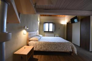 诺尔恰Casale dei Briganti的一间小卧室,配有床和窗户