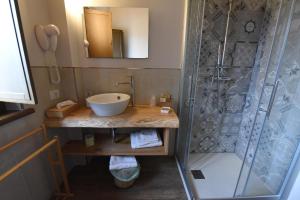 诺尔恰Casale dei Briganti的一间带水槽和淋浴的浴室