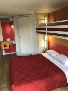 拉昂普瑞米尔拉翁经典酒店的一间卧室配有一张带红色毯子的大床