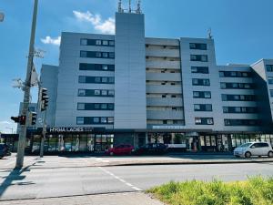 布伦瑞克Kirchturm-Panorama - Apartment mit Balkon im Herzen von Braunschweig的一座大型建筑,前面有汽车停放