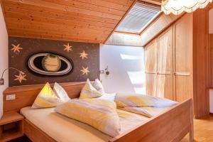 科尔皮缇亚Gamperhof Apartment Planet的一间带一张床铺的卧室,位于带天窗的房间内