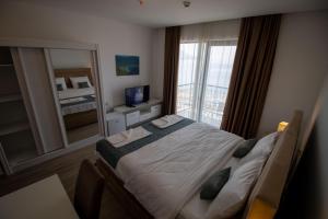 贝西奇Hotel Svarog的一间卧室设有一张床和一个大窗户