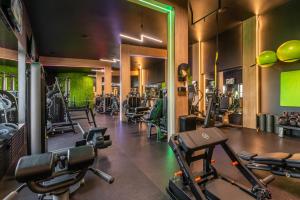 克拉科夫JJ Sport Concept Hotel的一间健身房,配有数台跑步机和举重器材
