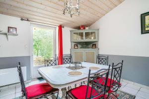 Mortagne-sur-SèvreLe Moulin de Pilet的一间带桌椅和窗户的用餐室