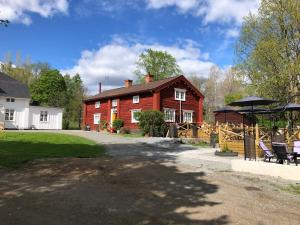 海勒福什Bredsjö Gamla Herrgård White Dream Mansion的前面有凉亭的红色房子