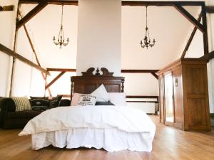 克卢日-纳波卡Camino Home的一间卧室配有带白色床单和吊灯的床。