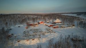 基律纳Husky Lodge Hostel的雪地中度假村的空中景观