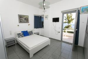 帕尔加伊利耶斯别墅酒店的白色的客房设有床和窗户。