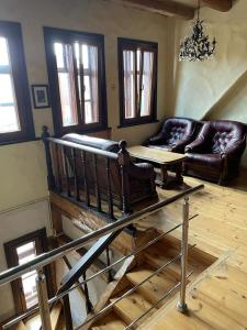 利耶帕亚Kapteinis的客厅配有沙发和桌子