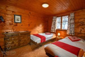 GlisCosy Chalet in Brig-Glis的小木屋内一间卧室,配有两张床