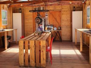 豪格斯拜克The Magical Teepee Experience的一间厨房,内设一张木桌
