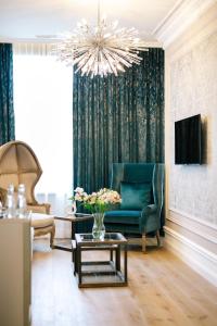 弗热希尼亚Pałac na Opieszynie的客厅配有蓝色的沙发和吊灯。