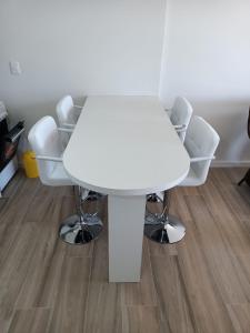 皮里亚波利斯Unica的客房内的白色桌椅
