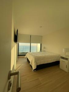 皮里亚波利斯Unica的一间卧室设有一张大床和一个大窗户