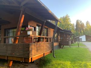 伊马特拉Imatra Spa & Golf Villa2的排成排的小屋排在草地上