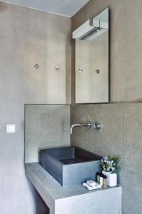 爱琴娜岛Nikolaou residence的浴室设有黑色水槽和镜子
