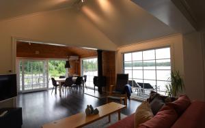 阿尔维卡Cozy holiday home with its own jetty and panoramic views of Norra Orsjon的客厅配有沙发和桌子