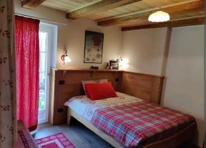 福尔马扎Fuchs Haus的一间卧室配有一张红色枕头的床