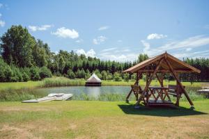 派尔努Marguse Metsamajad的湖畔木制凉亭