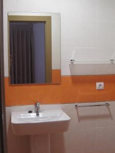 阿尔么丽亚阿尔伯格英特鲁文阿尔梅里亚酒店的一间带水槽和镜子的浴室