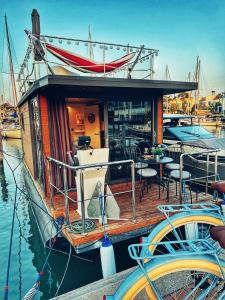 圣罗克La Maison Bateau Sotogrande的一艘小船,船上有餐厅