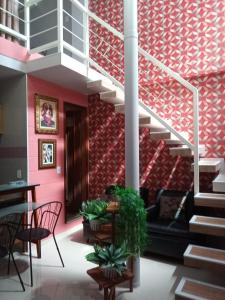 贝伦Studio Bangalô Belém Hospedagem的客厅设有楼梯和红色的墙壁