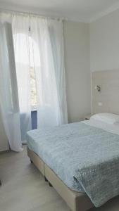 克里日亚Cecio 5 Terre Rooms的一间卧室设有一张床和一个窗口