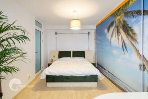 奥内什蒂Apartament luxos în Onești的一间卧室配有床和棕榈树壁画