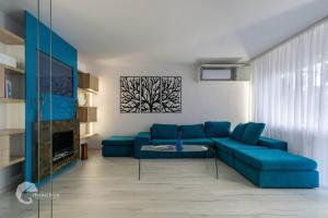 奥内什蒂Apartament luxos în Onești的客厅配有蓝色的沙发和桌子