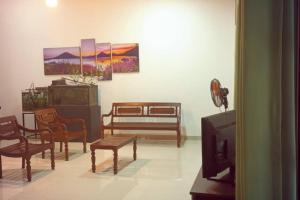 AthurugiriyaPeaceful Holiday Home的客厅配有家具和电视。