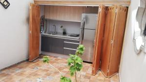 库埃纳瓦卡Hermosa Suite Privada en Casa Holística的厨房配有不锈钢冰箱和木制橱柜