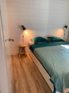 斯海弗宁恩Tinyhouse Scheveningen beach FREE gated parking的一间卧室配有一张床和一张桌子