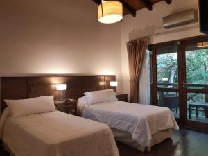 伊瓜苏港塞尔瓦德劳瑞尔酒店的酒店客房设有两张床和窗户。