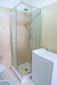 卡利亚里S Efisio in Cagliari Centre Q4825的卫生间旁的玻璃门淋浴