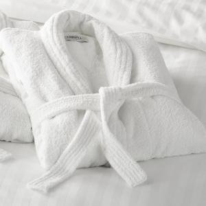 多尔金Ranmore Rise Retreat in the Surrey Hills的床上的白色毛巾