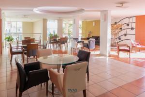 阿瓜斯迪林多亚VOA Plazza Hotel的自助餐厅内带桌椅的餐厅