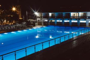 苏呼米DEM Hotel的夜间游泳池,灯光照亮