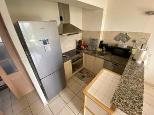 丰罗默奥代洛维亚Chaleureux appartement T4 cosy, Font Romeu Odeillo Via的一间带冰箱和水槽的小厨房