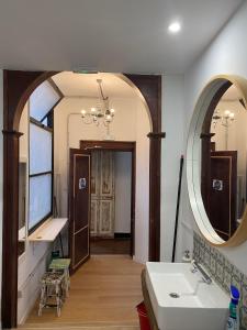 圣克鲁斯-德特内里费Tenerife Art Hostel的一间带水槽和镜子的浴室