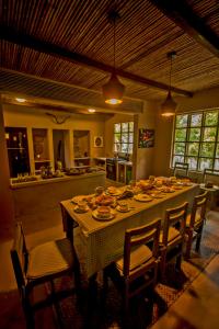 塔拉波托Casa Capirona 2 - Laguna Azul的一间带桌椅的用餐室和一间厨房
