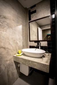 曼谷曼谷C U酒店 - SHA Plus的浴室设有大型白色水槽和镜子
