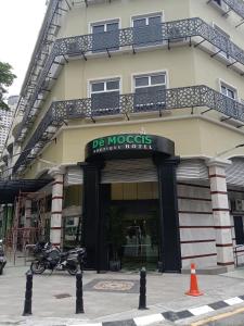 吉隆坡Dê MOCCIS Boutique Hotel的停在大楼前的摩托车