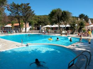 利沃诺米拉马尔酒店的一群人在游泳池游泳