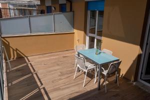 佩斯卡拉DOMUS PINAE Casa vacanze的阳台上配有蓝色的桌椅