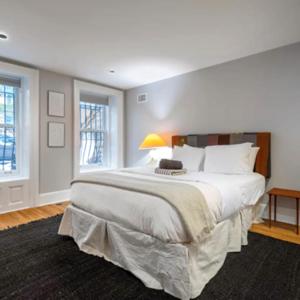 纽约Spectacular vacation home with excellent location in New York的大卧室配有一张带白色床单的大床
