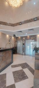 麦地那فندق ربوة الصفوة 8 - Rabwah Al Safwa Hotel 8的大堂设有带吊灯的大房间