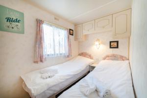 亚斯塔尔尼亚Domek 112的小型客房 - 带2张床和窗户